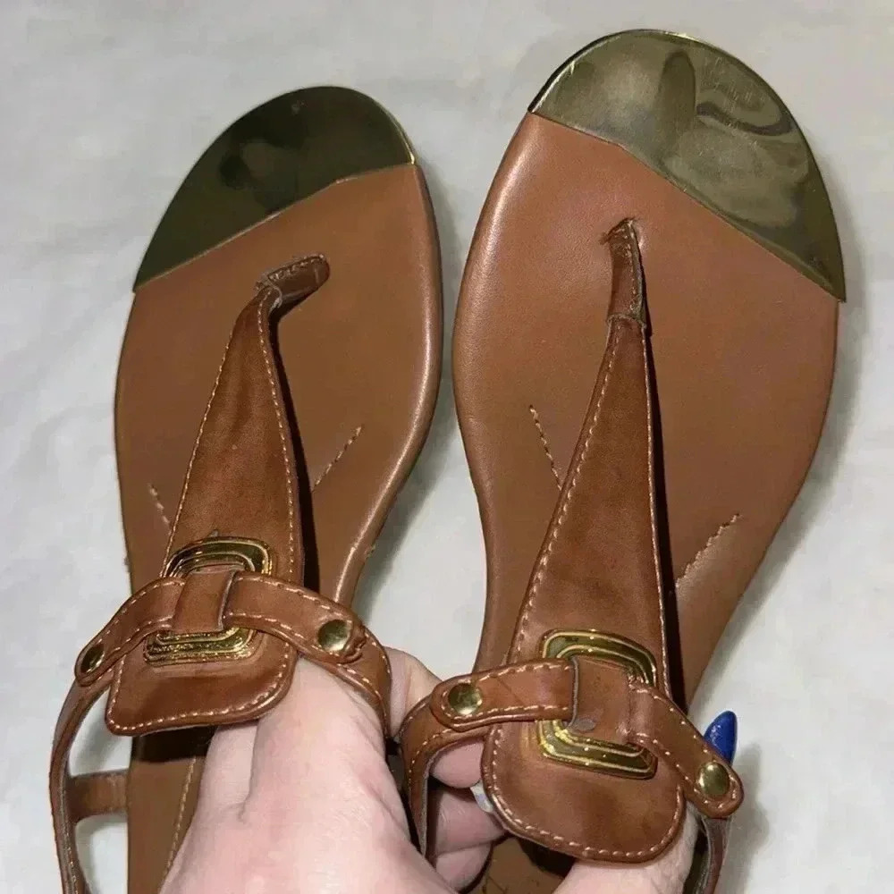 Marc Fisher Tan T-Strap Gold Toe Sandals Size 8 - Picture 11 of 12